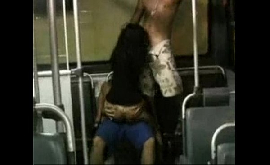 Flagra de sexo no ônibus fodendo a morena no transporte